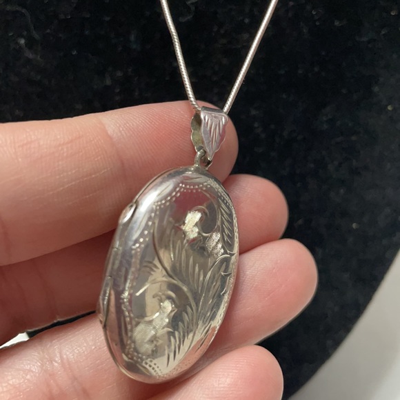 Vintage sterling silver locket on a sterling chain 16” - Picture 6 of 12